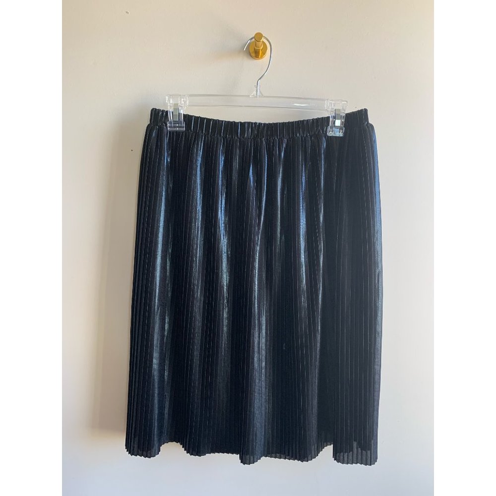 LIKE NEW LOFT Black Pleated Midi-Skirt with a Beautiful She
